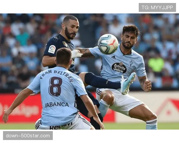 特写：在塞尔塔主场，球迷为罹患重病的小球童集体亮起手机灯光